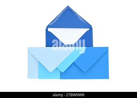 Enveloppes de teintes bleues avec carte blanche vierge isolée sur fond blanc, vue du dessus. Vue de dessus Banque D'Images