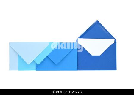Enveloppes de teintes bleues avec carte blanche vierge isolée sur fond blanc, vue du dessus. Vue de dessus Banque D'Images