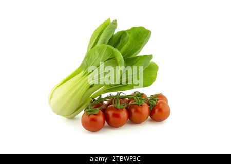 Le chou chinois pak choi et la brindille de tomate de cerise sont isolés sur fond blanc Banque D'Images