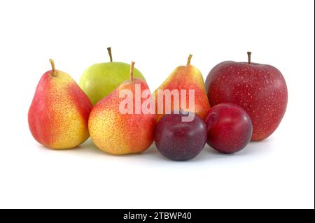 Trois poires mûres fraîches avec tige, prunes, pommes vertes et rouges isolées sur fond blanc Banque D'Images