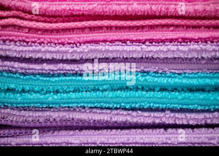 Pile de serviettes de plage ou de salle de bains colorées en gros plan Banque D'Images