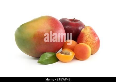 Abricot, poire, mangue et pomme rouge entiers et coupés en deux, isolés sur fond blanc Banque D'Images