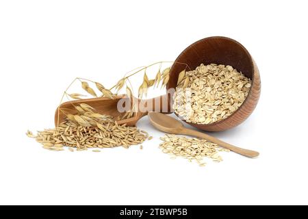 Grains d'avoine avec des coques ou des enveloppes dans une pelle en bois et gruaux d'avoine roulés et aplatis en flocons isolés sur fond blanc. Agriculture, alimentation et Banque D'Images