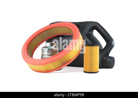 Le filtre à air rond du moteur du véhicule, les filtres à carburant et à huile près de l'huile moteur peuvent être isolés sur un fond blanc. Entretien de la voiture et remplacement des filtres du véhicule Banque D'Images