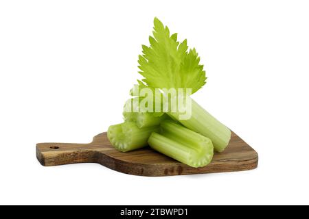 Branches de céleri fraîches avec feuilles sur planche à découper en bois isolées sur fond blanc Banque D'Images