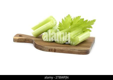 Branches de céleri fraîches avec feuilles sur planche à découper en bois isolées sur fond blanc Banque D'Images