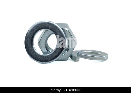Ecrou hexagonal avec rondelles plates et à ressort isolées sur fond blanc Banque D'Images