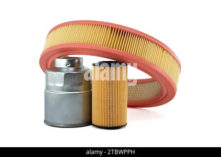 Filtre à air rond du moteur du véhicule, filtres à carburant et à huile isolés sur fond blanc. Entretien de la voiture et remplacement des filtres du véhicule Banque D'Images