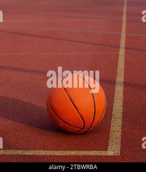 Ballon de basket-ball sur le terrain public extérieur Banque D'Images