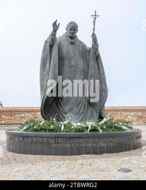 Nitra, Slovaquie, 27 novembre 2022 : Statue du pape Jean-Paul II Dans la cour du château de Nitra Banque D'Images