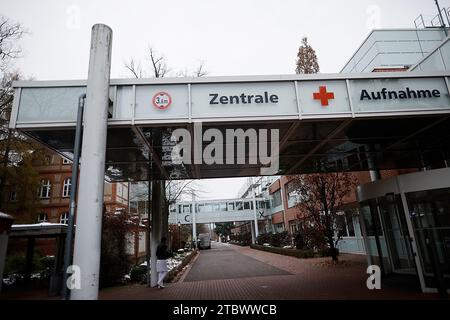 Neuruppin, Allemagne. 08 décembre 2023. La réception centrale de l'hôpital universitaire Ruppin-Brandenburg. En tant que grand hôpital du Brandebourg, l'hôpital universitaire de Neuruppin a annoncé la fermeture de deux départements spécialisés début 2024. Crédit : Carsten Koall/dpa/Alamy Live News Banque D'Images