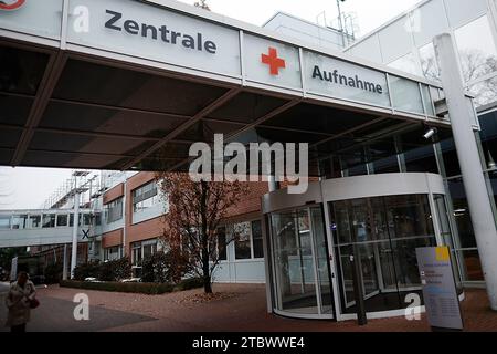 Neuruppin, Allemagne. 08 décembre 2023. La réception centrale de l'hôpital universitaire Ruppin-Brandenburg. En tant que grand hôpital du Brandebourg, l'hôpital universitaire de Neuruppin a annoncé la fermeture de deux départements spécialisés début 2024. Crédit : Carsten Koall/dpa/Alamy Live News Banque D'Images