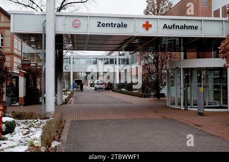 Neuruppin, Allemagne. 08 décembre 2023. La réception centrale de l'hôpital universitaire Ruppin-Brandenburg. En tant que grand hôpital du Brandebourg, l'hôpital universitaire de Neuruppin a annoncé la fermeture de deux départements spécialisés début 2024. Crédit : Carsten Koall/dpa/Alamy Live News Banque D'Images