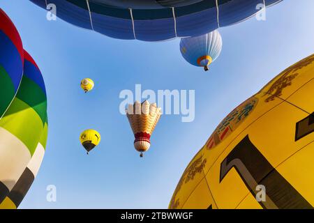 Quatre montgolfières s'élèvent dans les airs, volant, publicité pour BVB, vue d'en bas, lancement de masse, Festival de montgolfières, 26e Warsteiner Banque D'Images