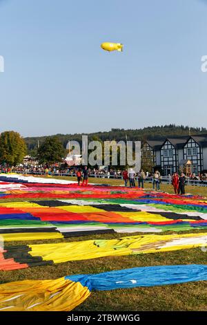 Montgolfières, nombreuses enveloppes de montgolfières couchées au sol, préparation au lancement massif, festival de montgolfières, Warsteiner International Banque D'Images
