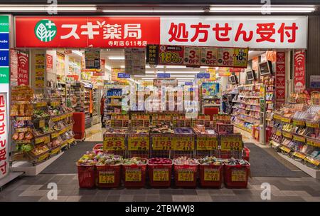 Une photo d'une vitrine de Kyoto la nuit Banque D'Images