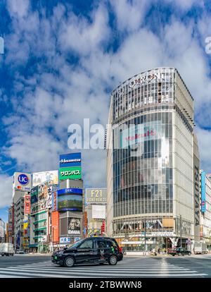 Une photo d'un taxi, ou taxi, passant par le Shibuya Crossing, à Tokyo Banque D'Images