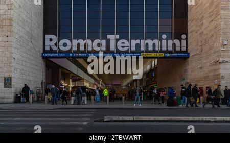 Une photo de l'entrée latérale de la gare Termini Roma et du centre de transport Banque D'Images