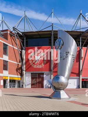 Une photo du Widzew ?od ? Stade et sa statue en argent commémorant les succès du club de football Banque D'Images