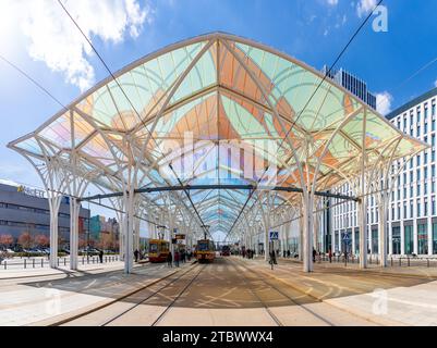 Une photo de la colorée Unicorn stable, ou de la station de tram Piotrkowska Centrum, à ?od? Banque D'Images