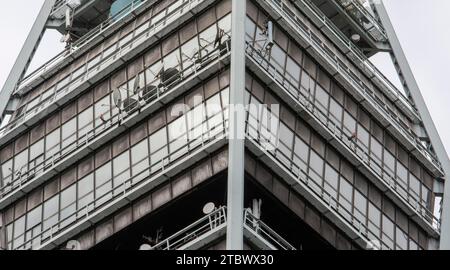 La tour de télévision Kamzik. (Veza) . tour de transmission de 196 mètres de haut avec une plate-forme d'observation publique. Bratislava. Slovaquie Banque D'Images