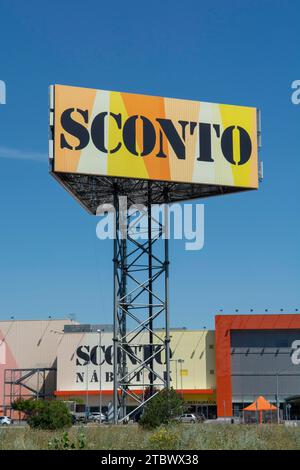 Bratislava, Slovaquie, 4 août 2022 : magasin de meubles Sconto. Sconto est une entreprise allemande de vente au détail dans l'industrie du meuble Banque D'Images