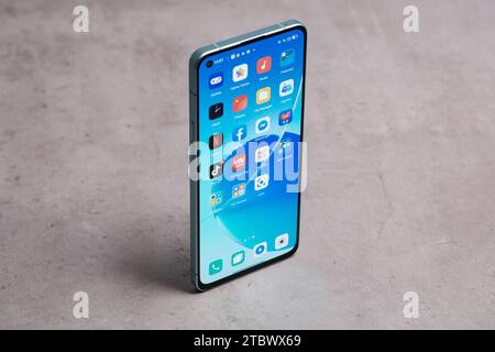 HCMC, VN - décembre 2023. Smartphone OPPO Reno 6 Pro Banque D'Images