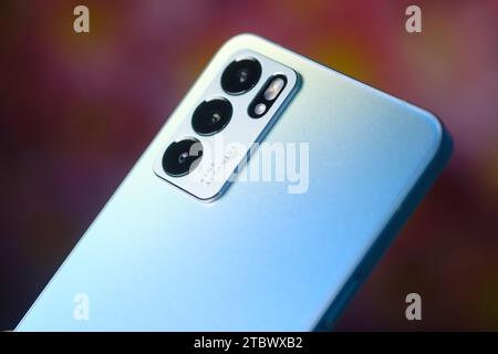 HCMC, VN - décembre 2023. Smartphone OPPO Reno 6 Pro Banque D'Images