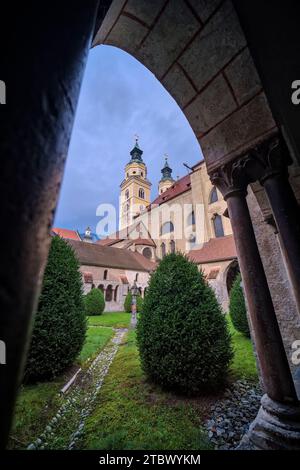 L'église Cathédrale de Brixen, Duomo di Bressanone, vue de la cour intérieure. Banque D'Images