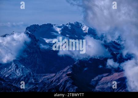 La formation rocheuse Marmolada, couverte de neige et de nuages en automne, vue de Passo Falzarego. Banque D'Images