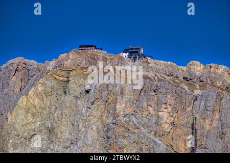 Le sommet de la formation rocheuse Lagazui et la cabane de montagne Rifugio Lagazuoi sur le dessus, vu de Passo Falzarego. Banque D'Images
