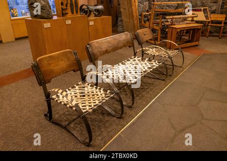 Chaises en cuir brut tissé dans la zone de réchauffement près de l'entrée de Timberline Lodge sur le mont. Hood, Mt. Forêt nationale de Hood, Oregon, États-Unis Banque D'Images