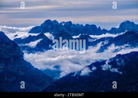 Crêtes de montagne et formations rocheuses autour du Monte Agner, vallées couvertes de nuages en automne, vues depuis la cabane de montagne Rifugio Averau. Banque D'Images