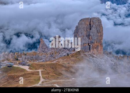 Vue aérienne sur la formation rocheuse Cinque Torri, partiellement couverte de nuages. Banque D'Images