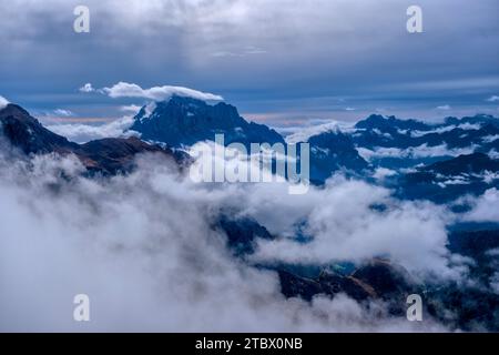 Crêtes de montagne et formations rocheuses autour du Monte Civetta, vallées couvertes de nuages en automne, vues depuis la cabane de montagne Rifugio Nuvolau. Banque D'Images