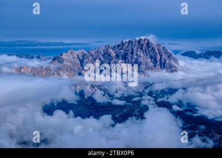 Crêtes de montagne et formations rocheuses autour du Monte Cristallo, vallées couvertes de nuages en automne, vues depuis la cabane de montagne Rifugio Nuvolau. Banque D'Images