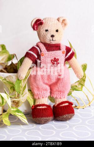 Mignon jouet ours en peluche tricoté - amigurumi handcraft de laine Banque D'Images