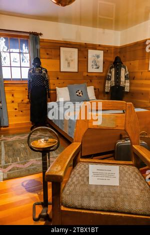 Décor des années 1930 dans une chambre de Timberline Lodge sur le Mt. Hotte, avec de nombreux meubles faits à la main, Mt. Forêt nationale de Hood, Oregon, États-Unis Banque D'Images