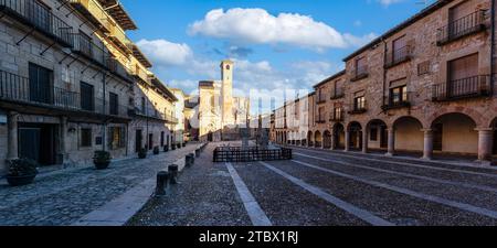 Plaza Mayor de Siguenza avec ses maisons médiévales et la cathédrale de Santa Maria, Castilla la Mancha. Banque D'Images