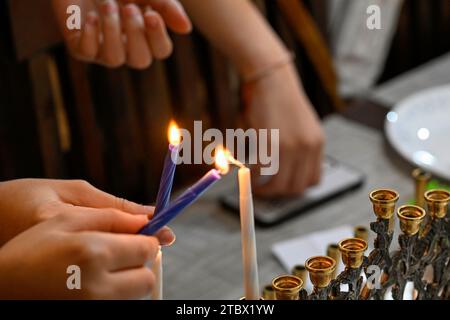 Belle scène juive de vacances Hannukah- éclairage des bougies de menorah Banque D'Images