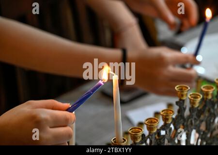 Belle scène juive de vacances Hannukah- éclairage des bougies de menorah Banque D'Images