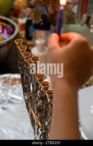 Belle scène juive de vacances Hannukah- éclairage des bougies de menorah Banque D'Images