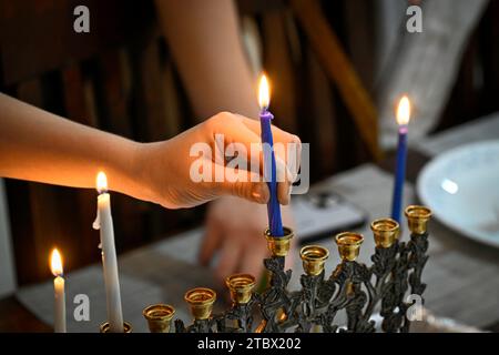 Belle scène juive de vacances Hannukah- éclairage des bougies de menorah Banque D'Images