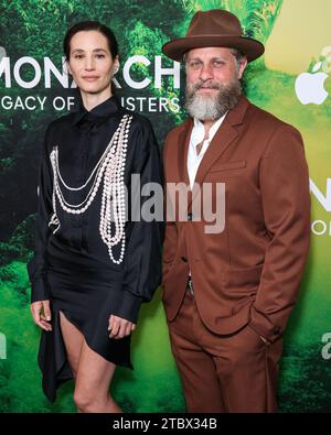 West Hollywood, États-Unis. 08 décembre 2023. WEST HOLLYWOOD, LOS ANGELES, CALIFORNIE, États-Unis - DÉCEMBRE 08 : ELISA Lasowski et Joe Tippett arrivent à l'appel photo de Los Angeles de l'Apple TV « Monarch: la saison 1 de Legacy of Monsters s'est tenue au London West Hollywood à Beverly Hills le 8 décembre 2023 à West Hollywood, Los Angeles, Californie, États-Unis. (Photo de Xavier Collin/image Press Agency) crédit : image Press Agency/Alamy Live News Banque D'Images