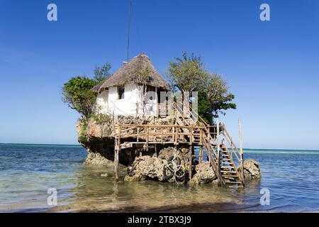 DAS Restaurant The Rock auf einer kleinen Felsinsel vor der Küste Sansibars Banque D'Images