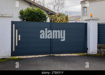 gris aluminium moderne double porte haute porte maison gris portail moderne de la maison de ville de banlieue Banque D'Images