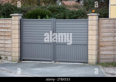 portail gris coulissant double porte en acier grande clôture de portail en métal gris sur la rue de la maison moderne Banque D'Images