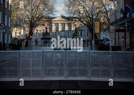 Des barrières entourent le Parlement irlandais après les émeutes de Dublin pour empêcher les manifestants d'entrer. Le 23 novembre 2023, Dublin a connu l'une des émeutes les plus graves de son histoire depuis l'indépendance. À la suite de la tentative de poignarder trois enfants devant une école du centre-ville, les dirigeants irlandais d'extrême droite ont appelé leurs partisans sur la rue O'Connell, l'artère centrale de Dublin, à protester violemment contre les immigrants et les politiques d'accueil du pays. Les violentes émeutes ont forcé certains magasins pillés à fermer pendant des jours. (Photo de Maria Giulia Molinaro vitale/SOPA Images/Sipa USA) Banque D'Images