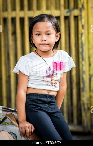 Une jolie jeune fille philippine pose pour la caméra à Ermita, Manille, aux Philippines. Banque D'Images