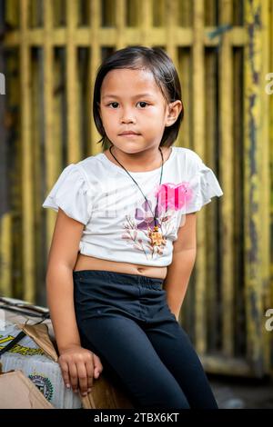 Une jolie jeune fille philippine pose pour la caméra à Ermita, Manille, aux Philippines. Banque D'Images